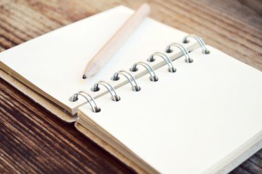 Eski kağıt ve küçük kalem ile boş bir retro notebook
