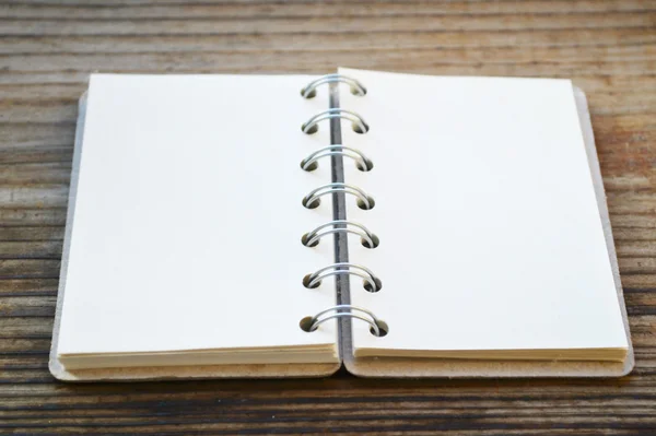 Een lege retro spiraal notebook met oud papier — Stockfoto