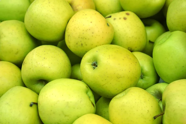 Manzanas verdes sabrosas enteras en el mercado — Foto de Stock