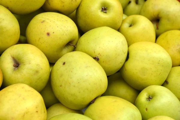 Whole tasty green apples at the market — Stock Photo, Image