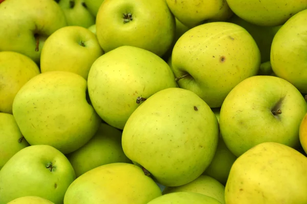 Whole tasty green apples at the market — Stock Photo, Image