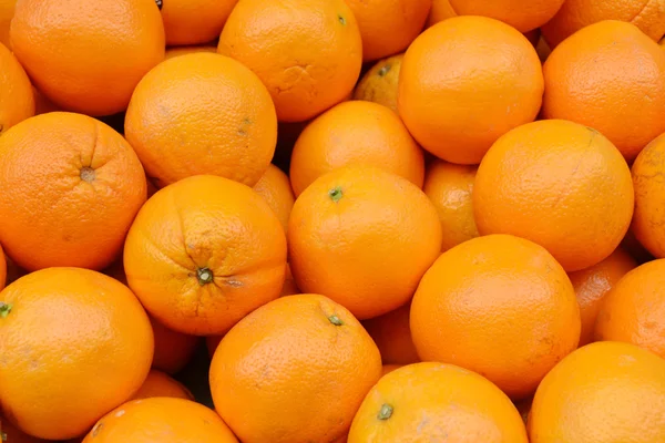 Naranjas ecológicas saludables en el mercado — Foto de Stock