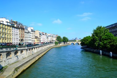 Mavi gökyüzü ve Paris şehir cityscape Rivar Seine