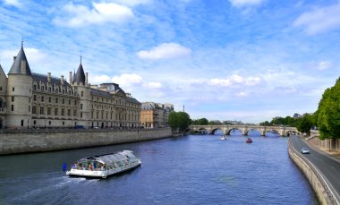 Mavi gökyüzü ve Paris şehir cityscape Rivar Seine