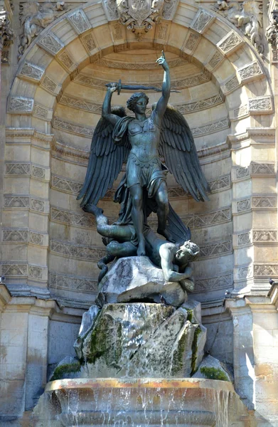 PARIS, FRANÇA - 25 MAIO, 2015: Estátua da fonte Saint Michel em Paris — Fotografia de Stock