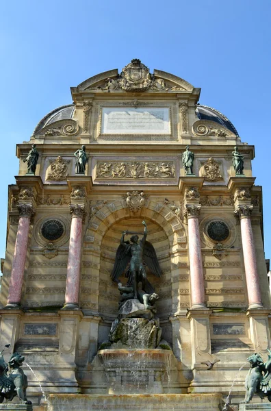 PARIGI, FRANCIA - 25 MAGGIO 2015: Statua della fontana Saint Michel a Parigi — Foto Stock