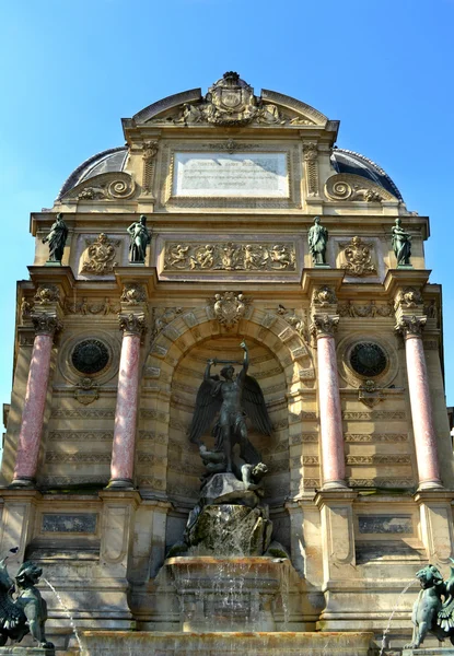 PARIS, FRANCE - 25 MAY, 2015: Statue of fontain Saint Michel in Paris — Stock Photo, Image