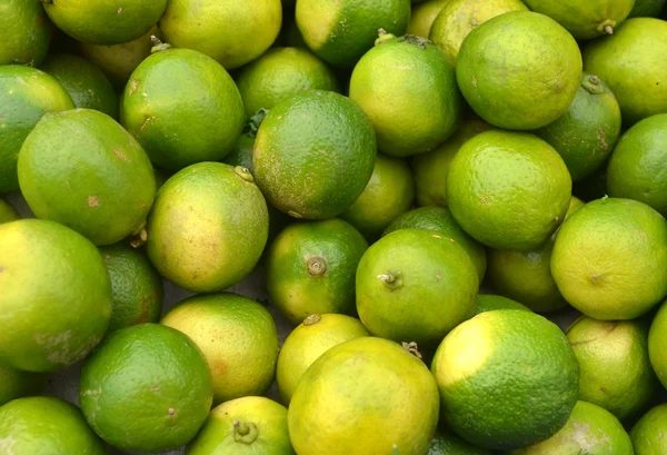 Mnóstwo świeżej zielonej limonki na rynku — Zdjęcie stockowe