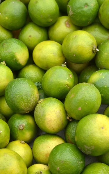 Un montón de limas verdes frescas en el mercado —  Fotos de Stock
