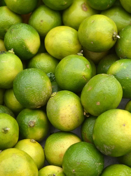 Un montón de limas verdes frescas en el mercado — Foto de Stock