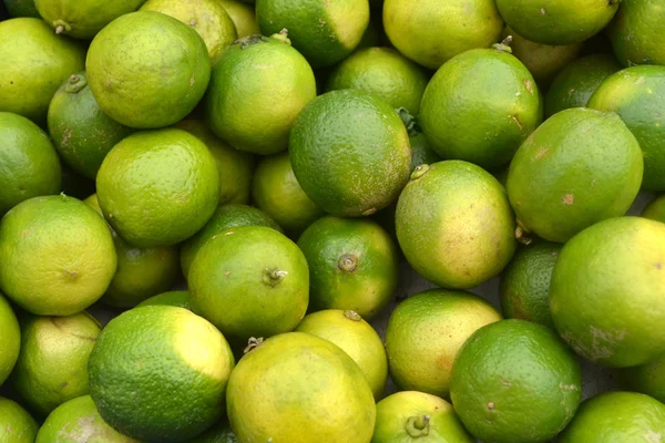 Un montón de limas verdes frescas en el mercado —  Fotos de Stock