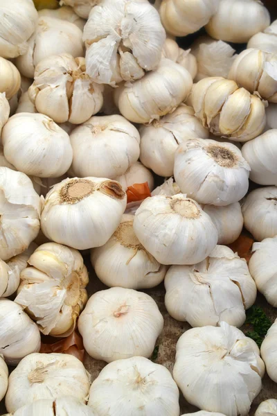 Bio-Knoblauch ganz und Nelken auf dem Markt — Stockfoto