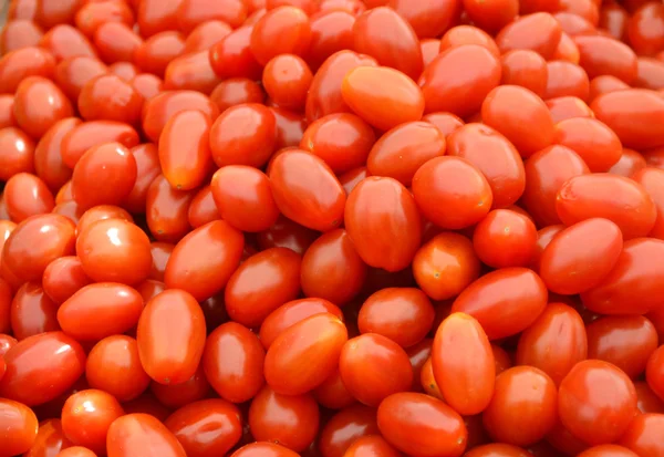Pequeños tomates rojos cereza en el mercado —  Fotos de Stock