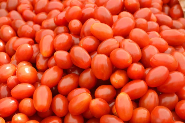 Pequenos tomates cereja vermelhos no mercado — Fotografia de Stock