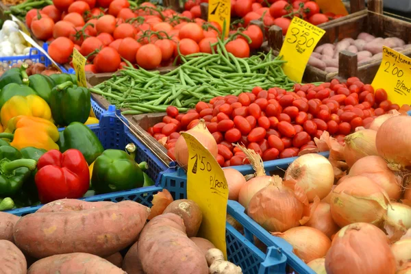 Овочі на продуктовому ринку — стокове фото