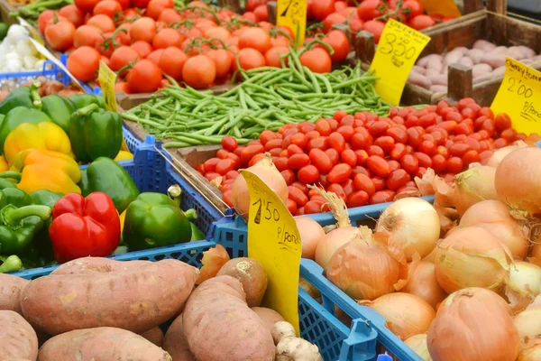 Verduras en el mercado de comestibles — Foto de Stock