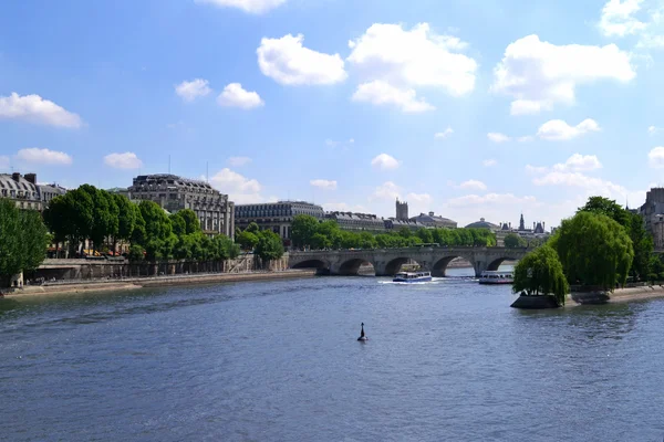 Paris, Fransa - 25 Mayıs, 2015: mavi gökyüzü ve Paris şehir cityscape Rivar Seine — Stok fotoğraf