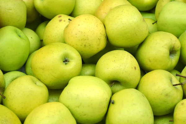 Manzanas verdes sabrosas enteras en el mercado — Foto de Stock