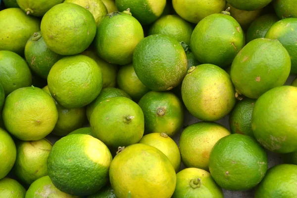 Un montón de limas verdes frescas en el mercado —  Fotos de Stock