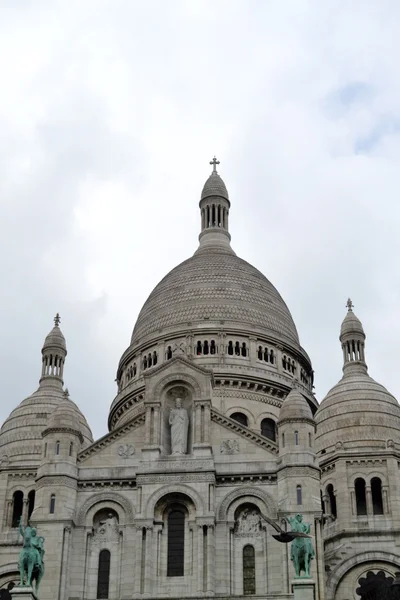 PARÍS, FRANCIA - 25 DE MAYO DE 2015: La famosa Basílica del Sagrado Corazón de París se encuentra en la cima del butte Montmartre — Foto de Stock