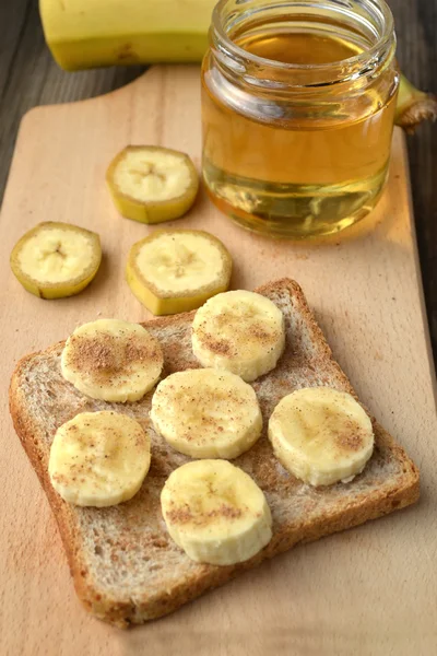 Roti panggang sehat dengan pisang, kayu manis dan madu — Stok Foto