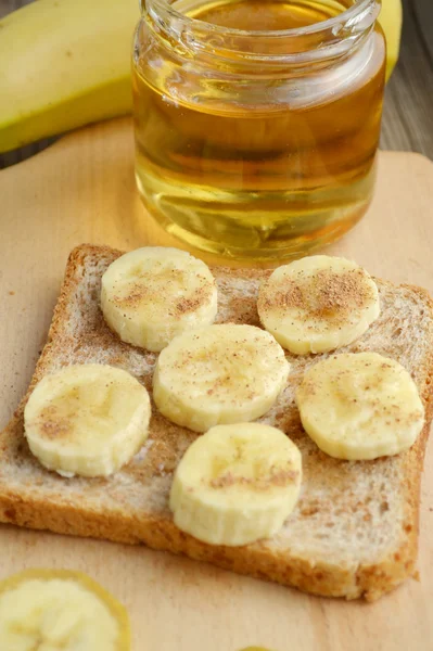 Roti panggang sehat dengan pisang, kayu manis dan madu — Stok Foto