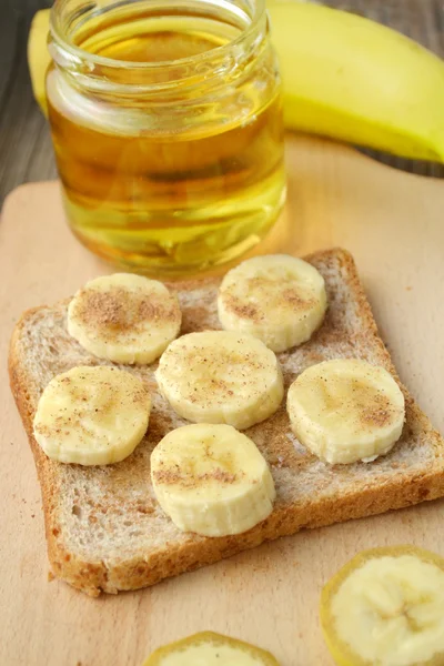 Roti panggang sehat dengan pisang, kayu manis dan madu — Stok Foto