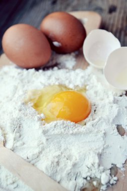 yumurta, tereyağı ve tahta kaşık yemek kartı üzerindeki beyaz un