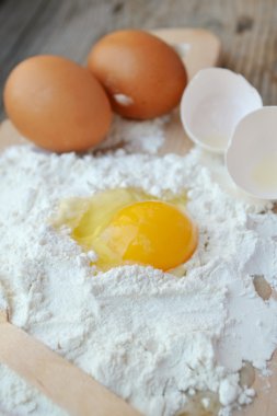yumurta, tereyağı ve tahta kaşık yemek kartı üzerindeki beyaz un