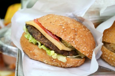 et, salata ve domates ile lezzetli burger