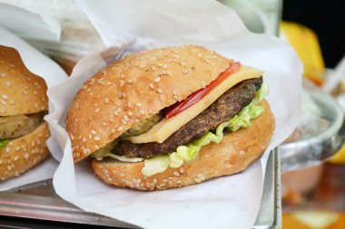 et, salata ve domates ile lezzetli burger