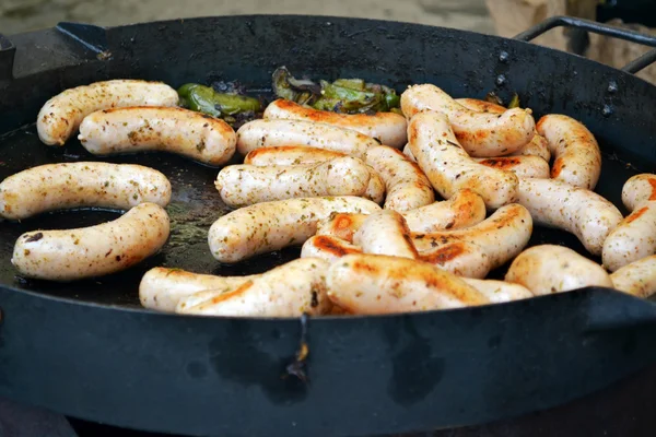 Salsicce alla griglia su un barbecue — Foto Stock