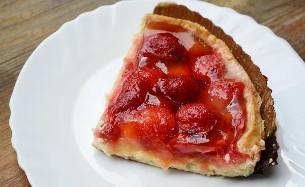 Ein Stück leckerer Erdbeerkuchen — Stockfoto