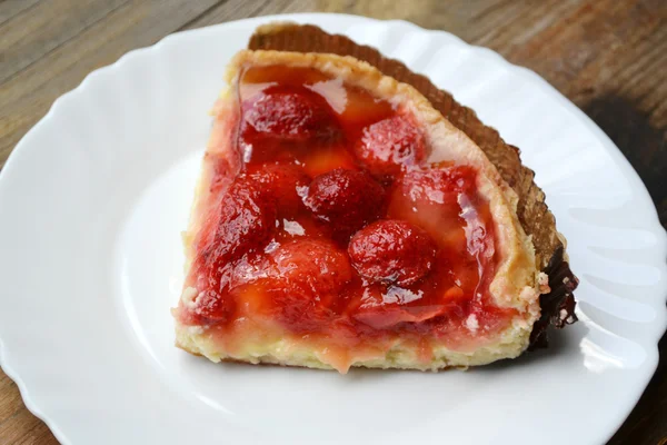 Ein Stück leckerer Erdbeerkuchen — Stockfoto