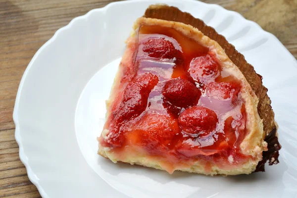 Ein Stück leckerer Erdbeerkuchen — Stockfoto