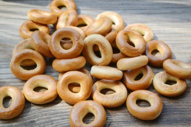 çok sayıda küçük kuru simit ahşap tablo