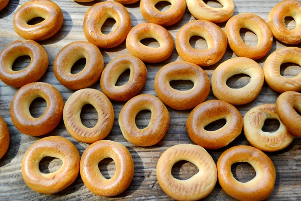 Montones de pequeños bagels secos en la mesa de madera —  Fotos de Stock