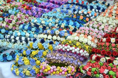 Gül ve diğer çiçek düğün Çelenkleri