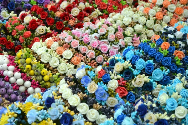 Couronnes de mariage avec roses et autres fleurs — Photo