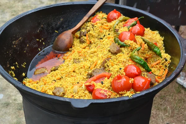 Nagy potot üzbég pilaf zöld chili paprika és paradicsom — Stock Fotó