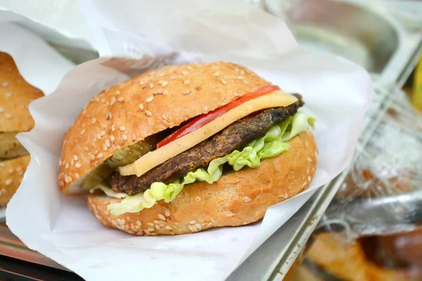 Leckere Burger mit Fleisch, Salat und Tomaten — Stockfoto