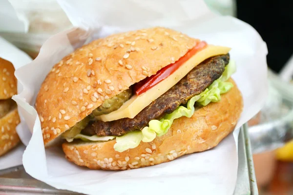 美味的汉堡与肉、 沙拉和番茄 — 图库照片