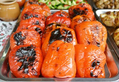 Metal çanak üzerinde ızgara bel turuncu ve kırmızı biber