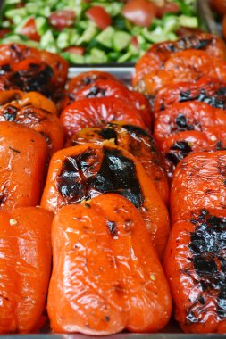 Metal çanak üzerinde ızgara bel turuncu ve kırmızı biber