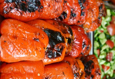 Metal çanak üzerinde ızgara bel turuncu ve kırmızı biber