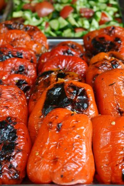 Metal çanak üzerinde ızgara bel turuncu ve kırmızı biber