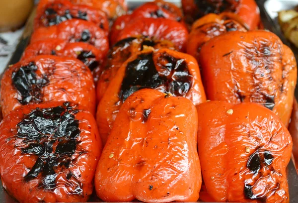 Pimientos bellos rojos y anaranjados a la parrilla en plato de metal — Foto de Stock