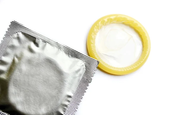 Bir kaç beyaz izole prezervatif — Stok fotoğraf