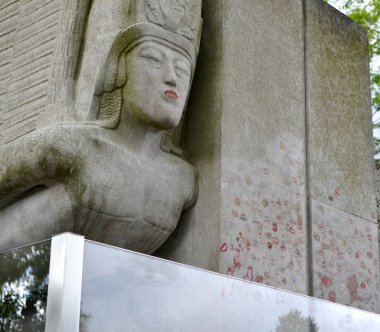Paris, Fransa - 24 Mayıs, 2015: Oscar Wilde'nın mezarı Père Lachaise Mezarlığı, Paris, Fransa