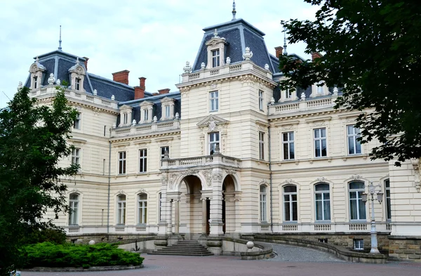 Львов, Украина - 29 июня 2015 г.: Красивый дворец Потоцких во Львове, Украина — стоковое фото